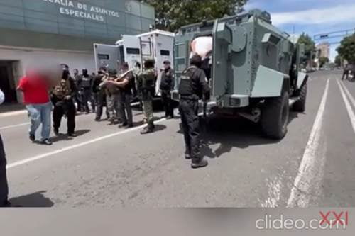 Video: Más de 17 autos custodian traslado de detenidos en Metepec a penal de Santiaguito